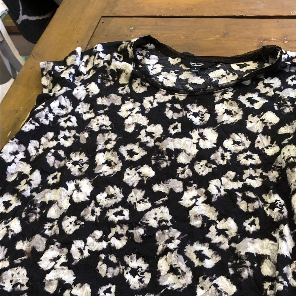 Simply Vera Express Black and White Floral Short Sleeve Tee